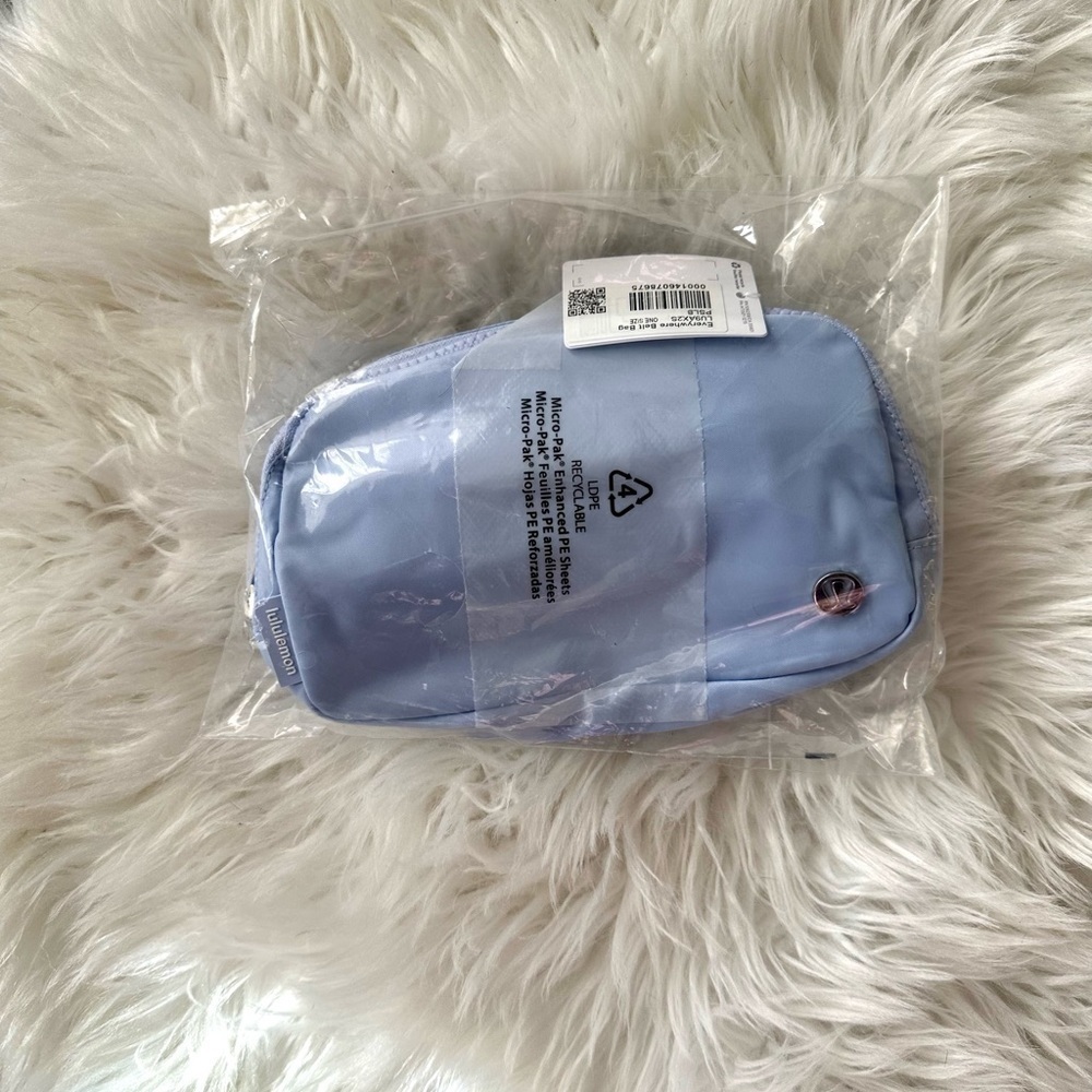 Lululemon Everywhere Belt Bag 1L Pastel Blue - Picture 2 of 3